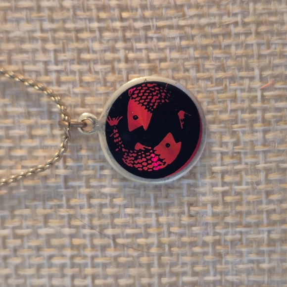 Red Piscies Horoscope Pendante On A Gold Tone Necklaces - Picture 2 of 3
